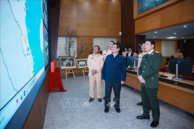 Thủ tướng Phạm Minh Chính kiểm tra công tác đảm bảo trật tự an toàn giao thông của lực lượng Cảnh sát giao thông. Ảnh: Dương Giang-TTXVN 
