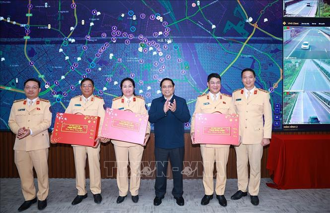 Thủ tướng Phạm Minh Chính tặng quà, chúc Tết lực lượng Cảnh sát giao thông. Ảnh: Dương Giang-TTXVN 
