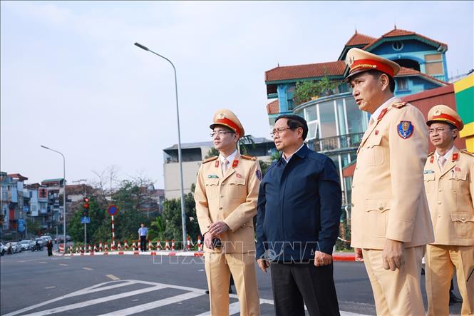 Thủ tướng Phạm Minh Chính kiểm tra công tác đảm bảo trật tự an toàn giao thông tại nút giao Nguyễn Văn Cừ - Ngọc Thuỵ. Ảnh: Dương Giang-TTXVN 
