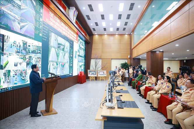 Thủ tướng Phạm Minh Chính chúc Tết và giao nhiệm vụ cho lực lượng Cảnh sát giao thông. Ảnh: Dương Giang-TTXVN 
