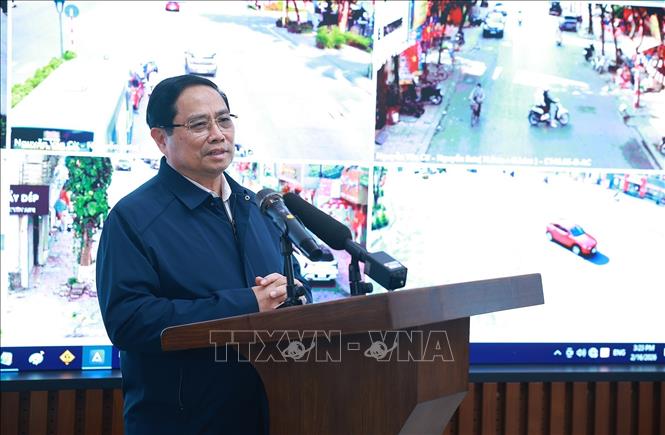 Thủ tướng Phạm Minh Chính chúc Tết và giao nhiệm vụ cho lực lượng Cảnh sát giao thông. Ảnh: Dương Giang-TTXVN 
