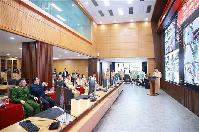 Thủ tướng Phạm Minh Chính kiểm tra công tác đảm bảo trật tự an toàn giao thông của lực lượng Cảnh sát giao thông. Ảnh: Dương Giang-TTXVN 
