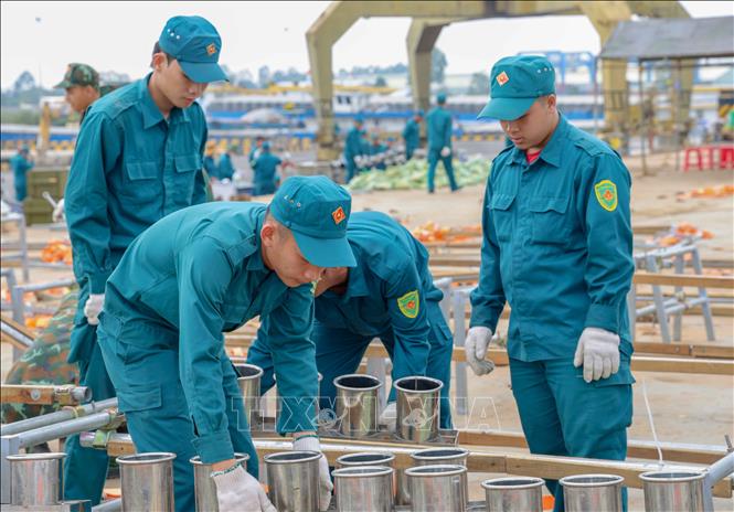 Tập kết các ống phóng pháo hoa lên sà lan. Ảnh: Thanh Liêm - TTXVN