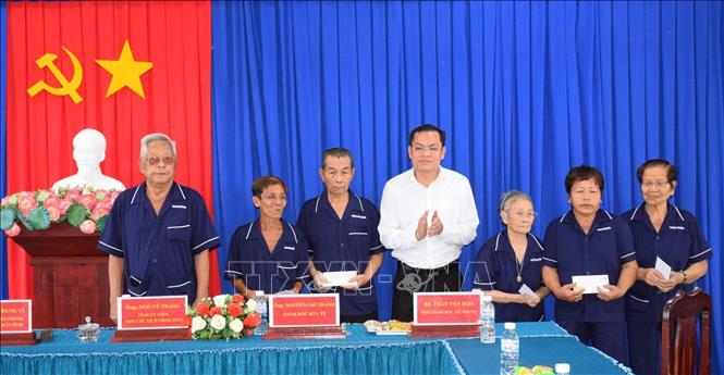 Phó Chủ tịch UBND tỉnh Cà Mau Ngô Vũ Thăng tặng quà Tết cho các đối tượng tại Trung tâm Bảo trợ xã hội Bạc Liêu (tỉnh Cà Mau). Ảnh: Tuấn Kiệt - TTXVN