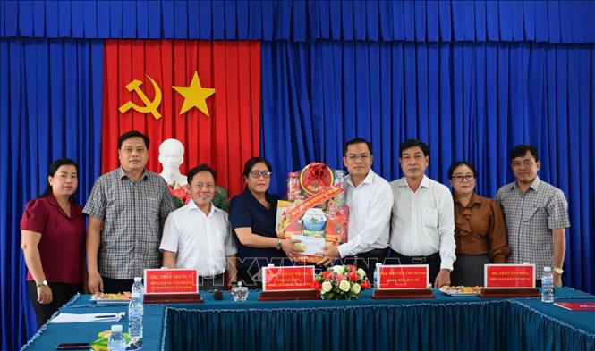 Phó Chủ tịch UBND tỉnh Cà Mau Ngô Vũ Thăng tặng quà, chúc cán bộ, nhân viên Trung tâm Bảo trợ xã hội Bạc Liêu (tỉnh Cà Mau) đón Xuân mới vui tươi, hạnh phúc. Ảnh: Tuấn Kiệt - TTXVN

