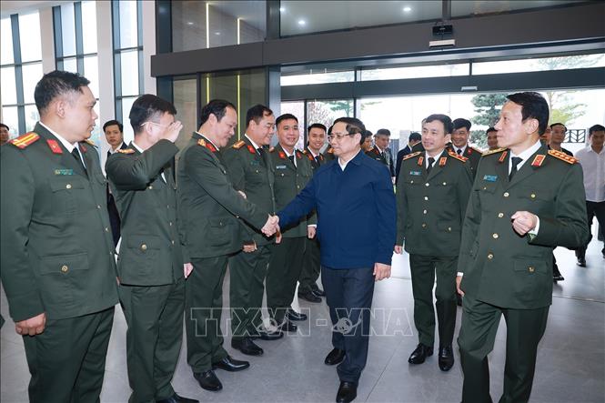 Thủ tướng Phạm Minh Chính chúc Tết, kiểm tra công tác đảm bảo an ninh an toàn mạng của Cục An ninh mạng và Phòng chống tội phạm sử dụng công nghệ cao - Bộ Công an. Ảnh: Dương Giang-TTXVN
