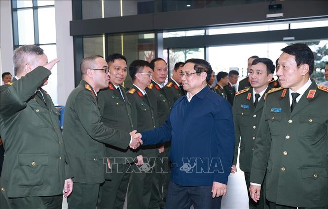 Thủ tướng Phạm Minh Chính chúc Tết, kiểm tra công tác đảm bảo an ninh an toàn mạng của Cục An ninh mạng và Phòng chống tội phạm sử dụng công nghệ cao - Bộ Công an. Ảnh: Dương Giang-TTXVN
