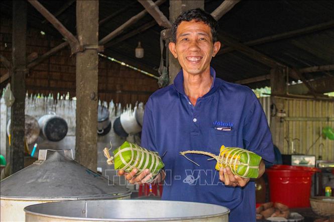 Bánh tét tượng trưng cho sự sung túc, ấm no và sum vầy của gia đình trong ngày Tết. Tên gọi 