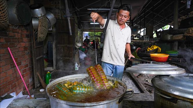 Công đoạn nấu bánh tét tại Cơ sở bánh tét Bà Năm (phường Long Hoa, tỉnh Tây Ninh) được theo dõi, kiểm tra tỉ mỉ nhằm bảo đảm bánh chín đều, giữ trọn hương vị truyền thống. Ảnh: Minh Phú - TTXVN