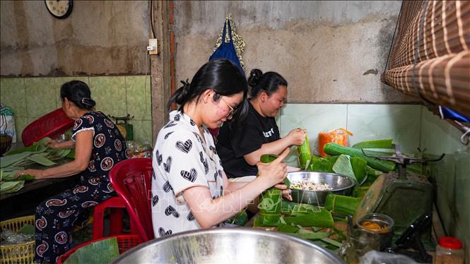 Cơ sở bánh tét Bà Năm (phường Long Hoa, tỉnh Tây Ninh) tiếp nối nghề gói bánh truyền thống cho con cháu, góp phần gìn giữ và lưu truyền hương vị Tết qua nhiều thế hệ. Ảnh: Minh Phú - TTXVN