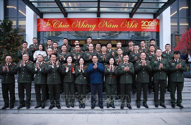 Thủ tướng Phạm Minh Chính chúc Tết cán bộ, chiến sĩ Cục An ninh mạng và Phòng chống tội phạm sử dụng công nghệ cao - Bộ Công an. Ảnh: Dương Giang-TTXVN
