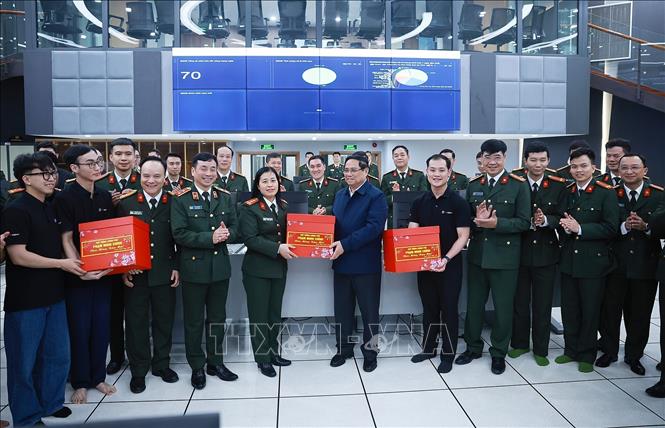 Thủ tướng Phạm Minh Chính tặng quà, chúc Tết cán bộ, chiến sĩ Cục An ninh mạng và phòng chống tội phạm sử dụng công nghệ cao - Bộ Công an. Ảnh: Dương Giang-TTXVN
