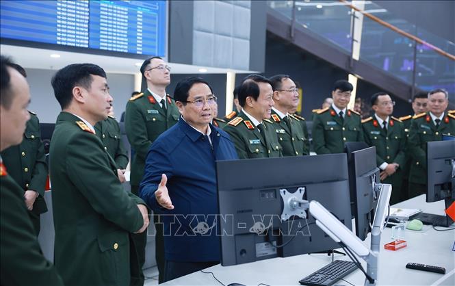 Thủ tướng Phạm Minh Chính kiểm tra công tác đảm bảo an ninh an toàn mạng của Cục An ninh mạng và phòng chống tội phạm sử dụng công nghệ cao - Bộ Công an. Ảnh: Dương Giang-TTXVN

