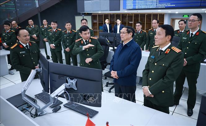 Thủ tướng Phạm Minh Chính kiểm tra công tác đảm bảo an ninh an toàn mạng của Cục An ninh mạng và phòng chống tội phạm sử dụng công nghệ cao - Bộ Công an. Ảnh: Dương Giang-TTXVN
