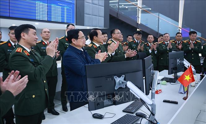 Thủ tướng Phạm Minh Chính chúc Tết, kiểm tra công tác đảm bảo an ninh an toàn mạng của Cục An ninh mạng và phòng chống tội phạm sử dụng công nghệ cao - Bộ Công an. Ảnh: Dương Giang-TTXVN

