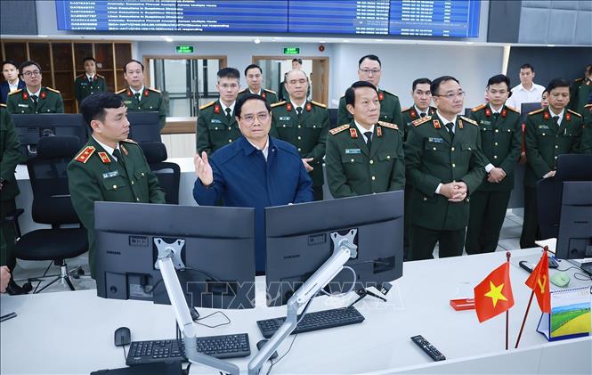 Thủ tướng Phạm Minh Chính kiểm tra công tác đảm bảo an ninh an toàn mạng của Cục An ninh mạng và phòng chống tội phạm sử dụng công nghệ cao - Bộ Công an. Ảnh: Dương Giang-TTXVN
