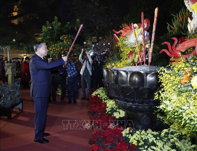 Tổng Bí thư Tô Lâm dâng hương tại tượng đài Vua Lý Thái Tổ. Ảnh: Thống Nhất - TTXVN