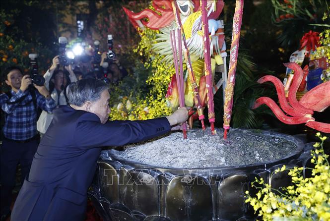 Tổng Bí thư Tô Lâm dâng hương tại tượng đài Vua Lý Thái Tổ. Ảnh: Thống Nhất - TTXVN