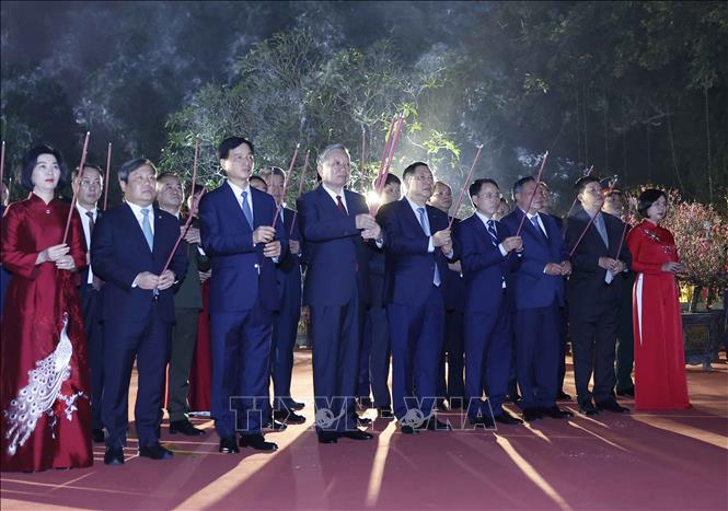 Tổng Bí thư Tô Lâm và các đại biểu dâng hương tại tượng đài Vua Lý Thái Tổ. Ảnh: Thống Nhất - TTXVN