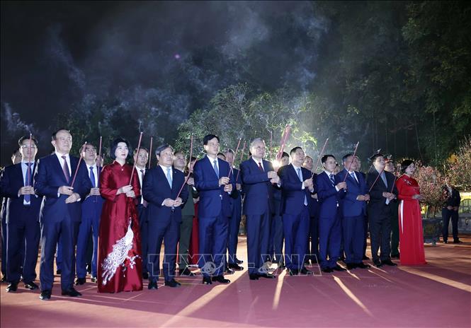 Tổng Bí thư Tô Lâm và các đại biểu dâng hương tại tượng đài Vua Lý Thái Tổ. Ảnh: Thống Nhất - TTXVN