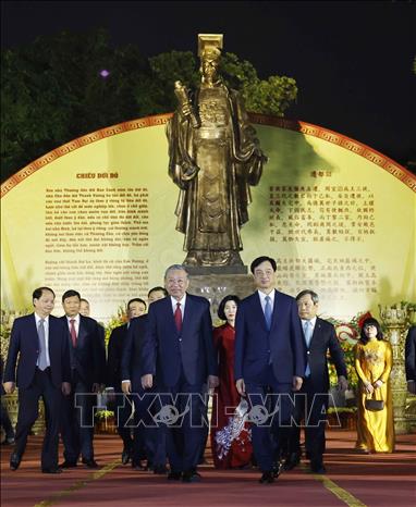 Tổng Bí thư Tô Lâm và Bí thư Thành ủy Hà Nội Nguyễn Duy Ngọc cùng các đại biểu tại tượng đài Vua Lý Thái Tổ. Ảnh: Thống Nhất - TTXVN