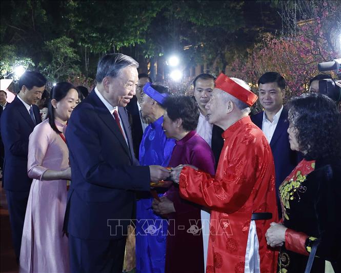 Tổng Bí thư Tô Lâm thăm hỏi, chúc Tết và mừng tuổi cho đại diện các tầng lớp nhân dân. Ảnh: Thống Nhất - TTXVN