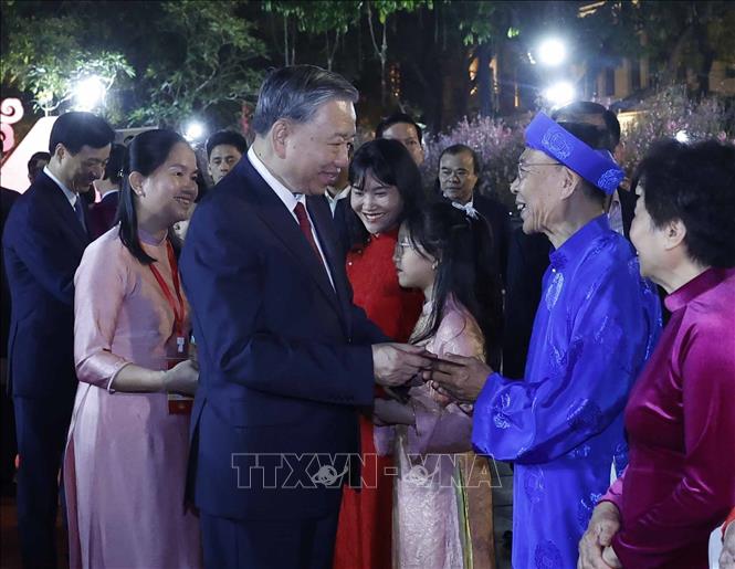 Tổng Bí thư Tô Lâm thăm hỏi, chúc Tết và mừng tuổi cho đại diện các tầng lớp nhân dân. Ảnh: Thống Nhất - TTXVN