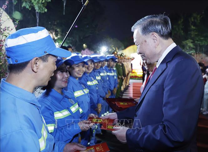 Tổng Bí thư Tô Lâm mừng tuổi cho công nhân môi trường đô thị tại khu vực vườn hoa Lý Thái Tổ. Ảnh: Thống Nhất - TTXVN