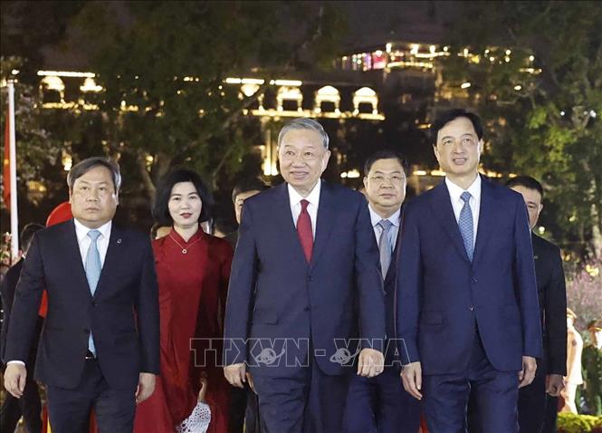 Tổng Bí thư Tô Lâm đến dâng hương tại tượng đài Vua Lý Thái Tổ ở vườn hoa Lý Thái Tổ, Hà Nội. Ảnh: Thống Nhất - TTXVN