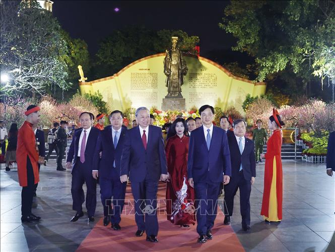 Tổng Bí thư Tô Lâm đến dâng hương tại tượng đài Vua Lý Thái Tổ ở vườn hoa Lý Thái Tổ, Hà Nội. Ảnh: Thống Nhất - TTXVN