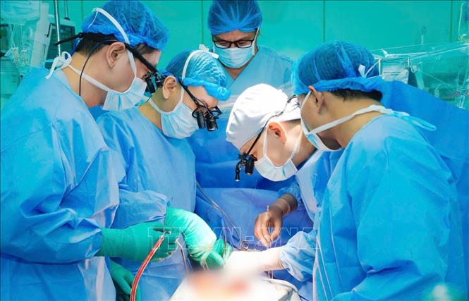 Các bác sĩ thực hiện ghép tim cho người bệnh. Ảnh: TTXVN phát
