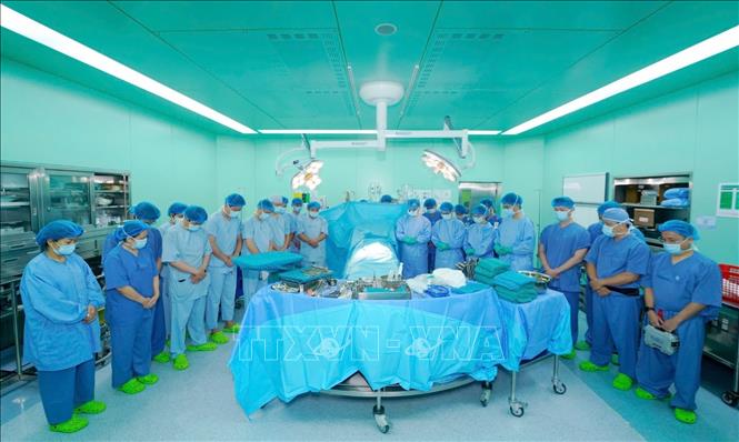 Đội ngũ nhân viên y tế dành một phút mặc niệm trước khi tiến hành lấy tạng. Ảnh: TTXVN phát