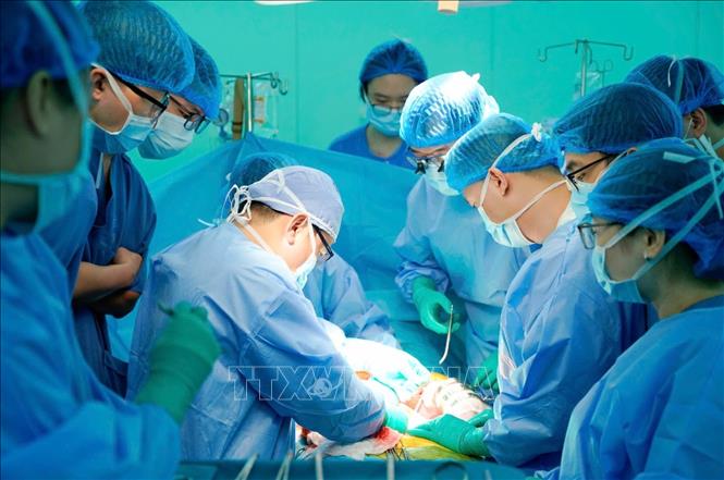 Các bác sĩ thực hiện ghép gan cho người bệnh. Ảnh: TTXVN phát