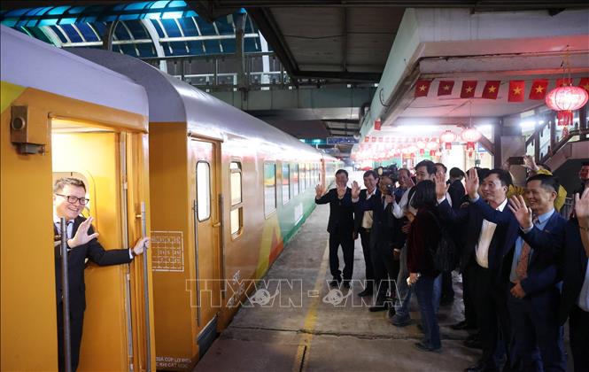 Các đại biểu và nhân viên Ga Hà Nội vẫy tay chào Chúc mừng năm mới đến với toàn thể hành khách trên tàu. Ảnh: Quốc Khánh - TTXVN