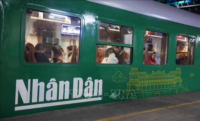 Chuyến tàu Hạnh phúc từ từ rời Ga Hà Nội chở mùa Xuân đến với Nhân dân. Ảnh: Quốc Khánh - TTXVN