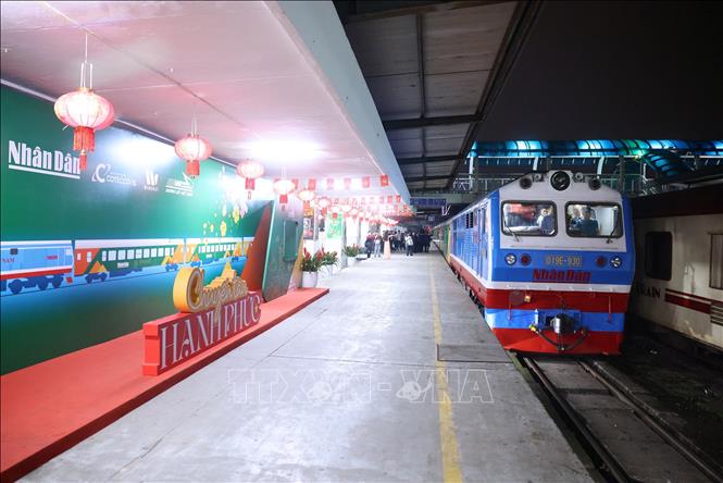 Chuyến tàu Hạnh phúc mang ký hiệu Nhân Dân SE3 rời Ga Hà Nội, chở mùa Xuân về với Nhân dân. Ảnh: Quốc Khánh - TTXVN