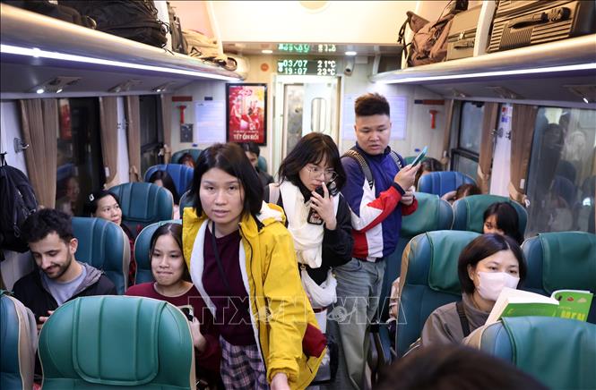 Những hành khách vội vàng lên Chuyến tàu Hạnh phúc về quê ăn đón Tết cổ truyền với người thân, gia đình. Ảnh: Quốc Khánh - TTXVN