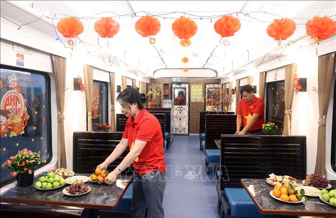 Nhân viên trên chuyến tàu đặc biệt chuẩn bị hoa quả, bánh kẹo, rượu vang để cùng hành khách đón năm mới trên hành trình Bắc Nam. Ảnh: Quốc Khánh - TTXVN