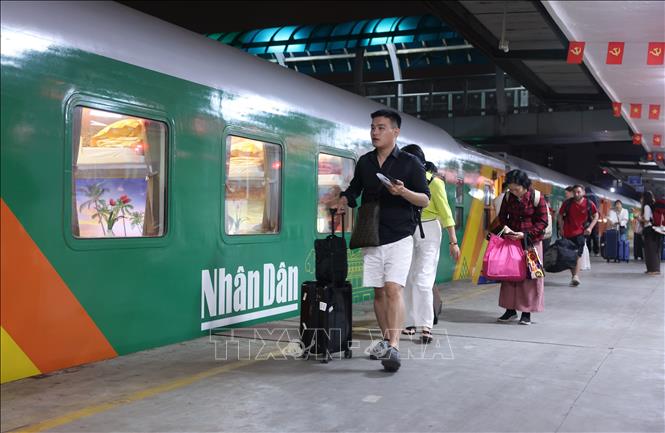 Những người dân muộn màng rời Hà Nội về quê đón Tết bên người thân, gia đình trên hành trình chuyến tàu đặc biệt. Ảnh: Quốc Khánh - TTXVN