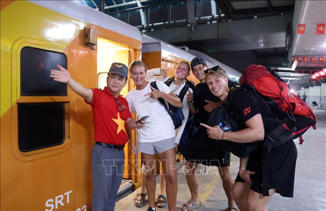 Những hành khách nước ngoài thú vị khi được đồng hành đón năm mới trên chuyến tàu đặc biệt này. Ảnh: Quốc Khánh - TTXVN