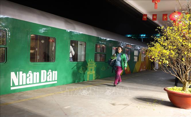 Những vị khách cuối cùng vội vàng lên Chuyến tàu Hạnh phúc