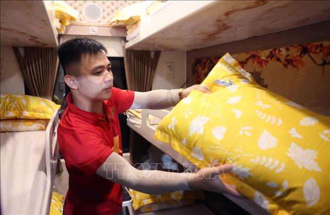 Nhân viên tàu Bùi Việt Anh kiểm tra lại lần cuối đồ vật dụng trên khoang trước khi hành khách lên tàu. Ảnh: Quốc Khánh - TTXVN