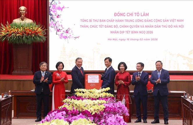 Tổng Bí thư Tô Lâm tặng quà, chúc Tết Đảng bộ, chính quyền và Nhân dân Hà Nội. Ảnh: Văn Điệp – TTXVN