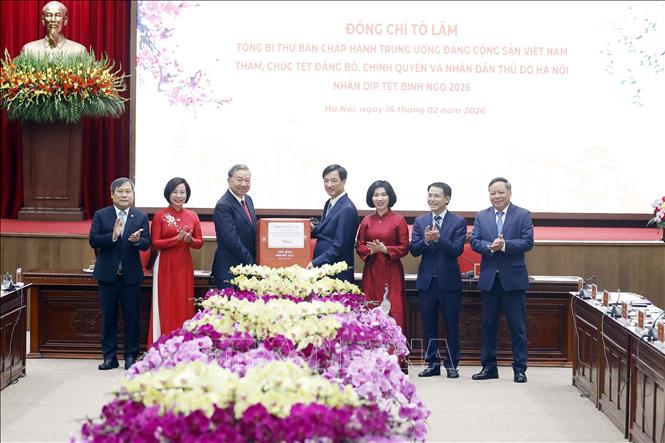 Tổng Bí thư Tô Lâm tặng quà cho Đảng bộ, chính quyền và Nhân dân Thủ đô. Ảnh: Thống Nhất – TTXVN
