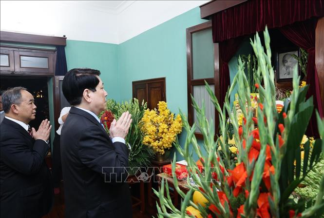 Chủ tịch nước Lương Cường dâng hương tưởng niệm Chủ tịch Hồ Chí Minh tại Di tích Nhà 67 ở Khu Di tích Chủ tịch Hồ Chí Minh trong Phủ Chủ tịch. Ảnh: Lâm Khánh - TTXVN