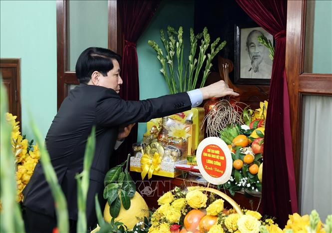Chủ tịch nước Lương Cường dâng hương tưởng niệm Chủ tịch Hồ Chí Minh tại Di tích Nhà 67 ở Khu Di tích Chủ tịch Hồ Chí Minh trong Phủ Chủ tịch. Ảnh: Lâm Khánh - TTXVN