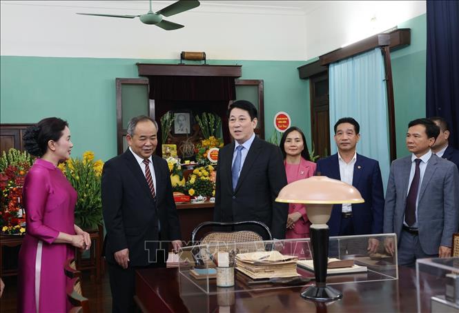 Chủ tịch nước Lương Cường tham quan Di tích Nhà 67 ở Khu Di tích Chủ tịch Hồ Chí Minh trong Phủ Chủ tịch. Ảnh: Lâm Khánh - TTXVN