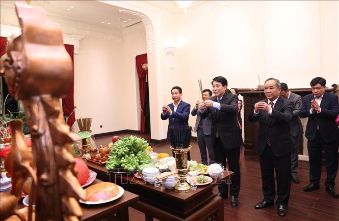 Chủ tịch nước Lương Cường tới dâng hương tưởng niệm Chủ tịch Hồ Chí Minh tại trụ sở cơ quan Văn phòng Chủ tịch nước ở số 2 Lê Thạch. Ảnh: Lâm Khánh - TTXVN