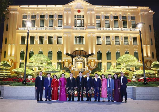 Chủ tịch nước Lương Cường với cán bộ, nhân viên Văn phòng Chủ tịch nước tại Trụ sở cơ quan Văn phòng Chủ tịch nước số 2 Lê Thạch. Ảnh: Lâm Khánh - TTXVN