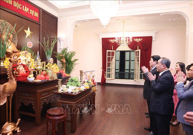 Chủ tịch nước Lương Cường tới dâng hương tưởng niệm Chủ tịch Hồ Chí Minh tại trụ sở cơ quan Văn phòng Chủ tịch nước ở số 2 Lê Thạch. Ảnh: Lâm Khánh - TTXVN